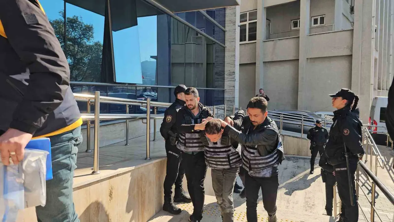 Eşini ve araya giren genci vuran şüpheli adliyeye sevk edildi
