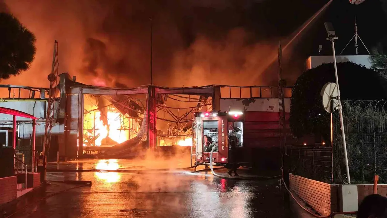 Manisa’da İnci Akü farikasında yangın