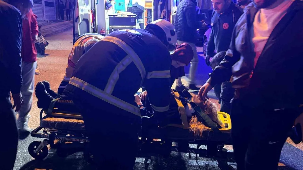 Çarpışan otomobiller iş yeri vitrinine çarparak durabildi: 2 yaralı