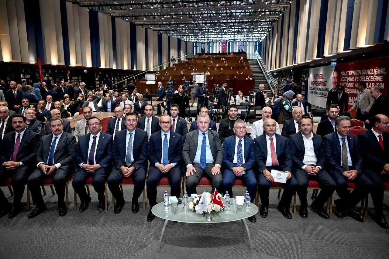 Malatya’da Şehir Kütüphanesi ile Gençlik ve Spor Tesisleri törenle açıldı