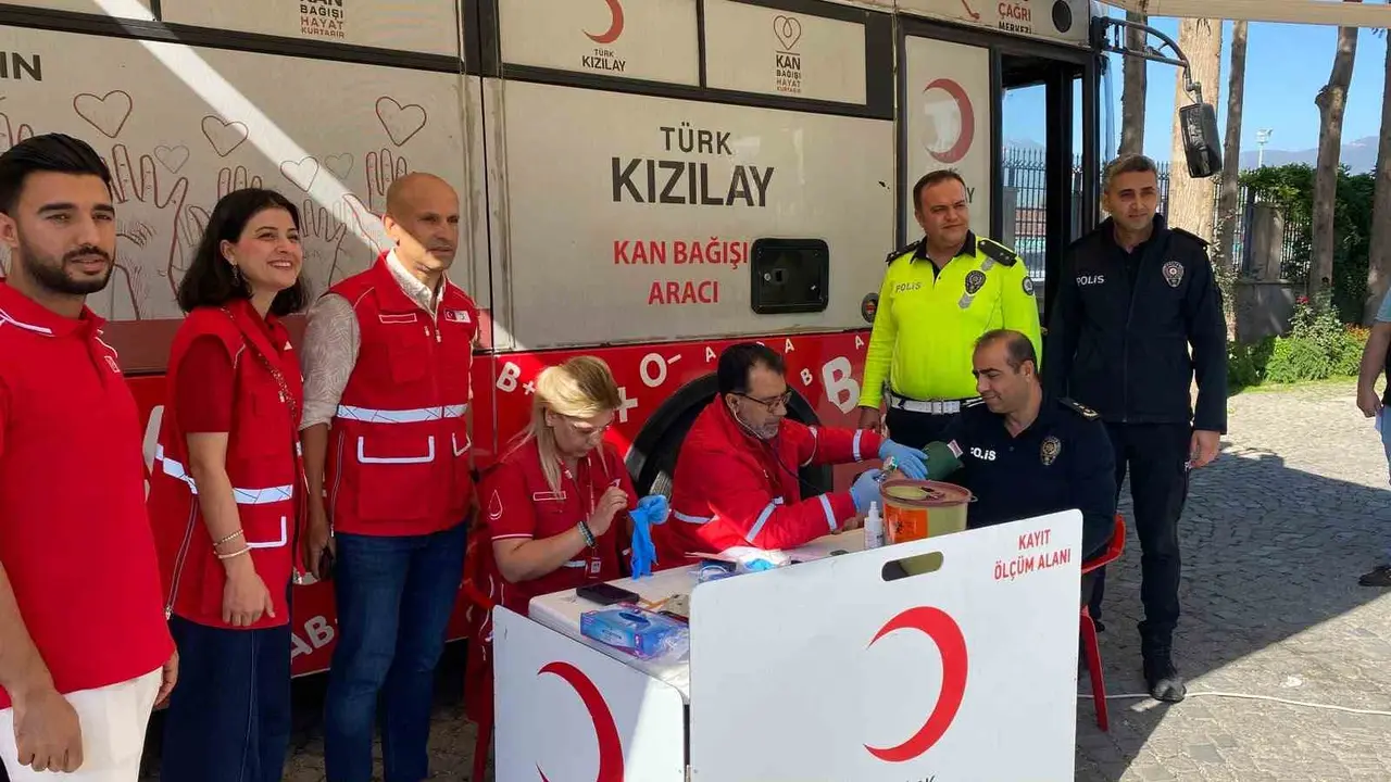 İslahiye’de polislerden Kızılay’a kan bağışı