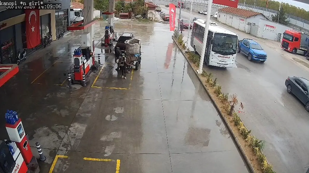 Yakıtı biten aracı at arabasıyla 2 kilometre çekti