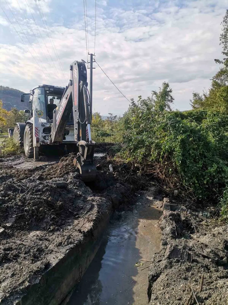 Kaynaşlı’da tıkanan su tahliye kanalları ve menfezler temizlendi
