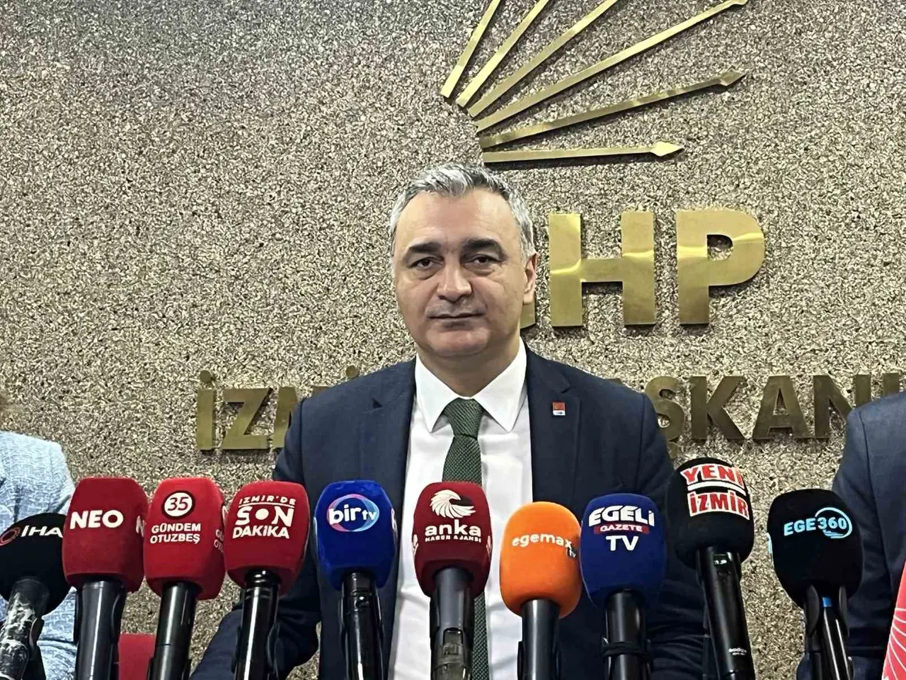 CHP’li Sarı: "Özgür Özel İzmir halkından özür dileyecek"