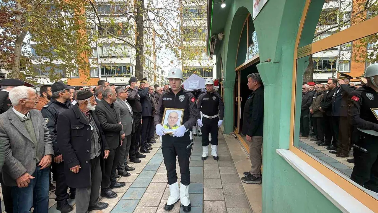 Kanser nedeniyle hayatını kaybeden polis memuru, memleketinde son yolculuğuna uğurlandı