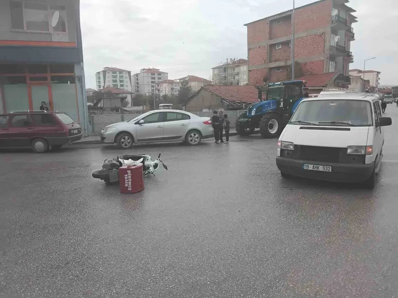 Çorum’da motosiklet ile minibüs çarpıştı: 1 yaralı