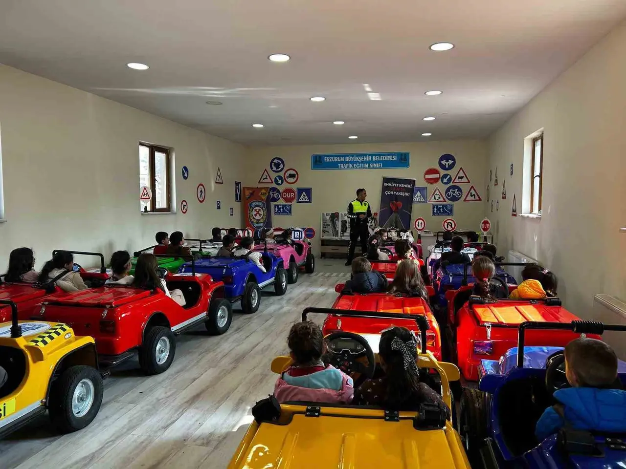 Polisten miniklere trafik eğitimi