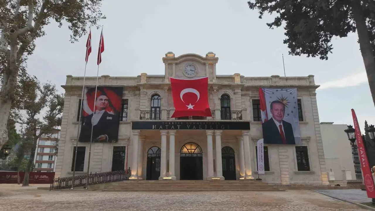 Depremin ardından yeniden inşa edilen 98 yıllık tarihi valilik binasında saat 04.17’de sabitlendi