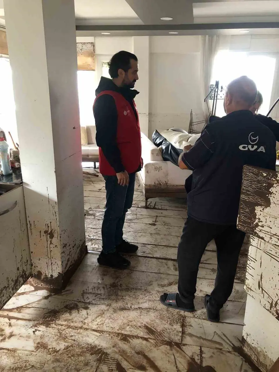 Başiskele’de selden etkilenen ailelere destek ziyareti