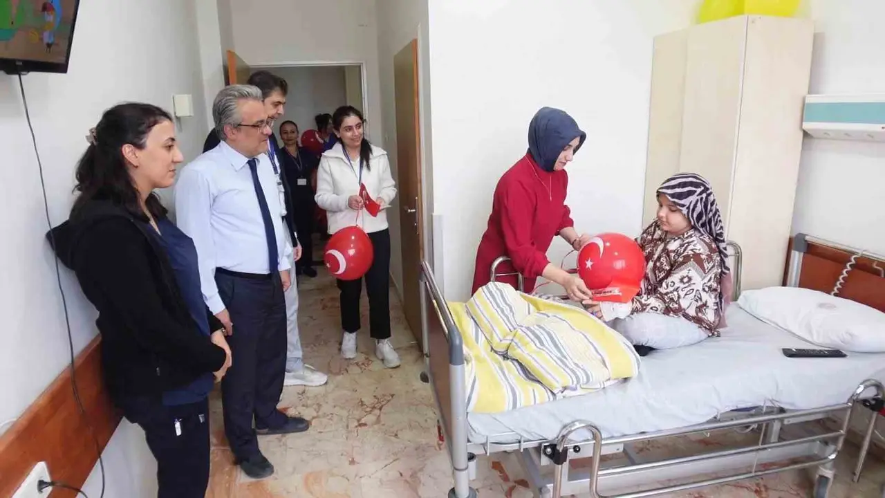 Fırat Üniversitesi Hastanesi’nde minik hastalara 29 Ekim sürprizi