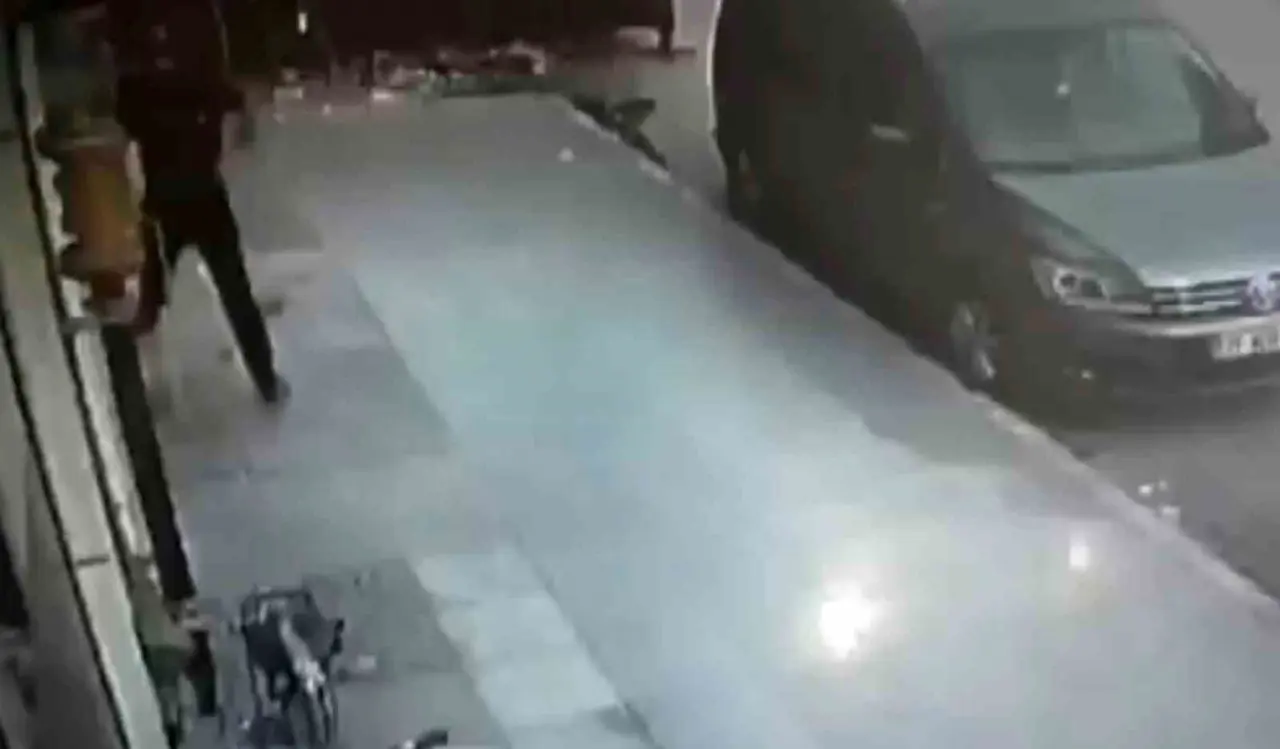 Kaldırım taşıyla bankanın camını kırdıktan sonra aramadık yer bırakmayan hırsızın eli boş döndüğü anlar kameraya yansıdı