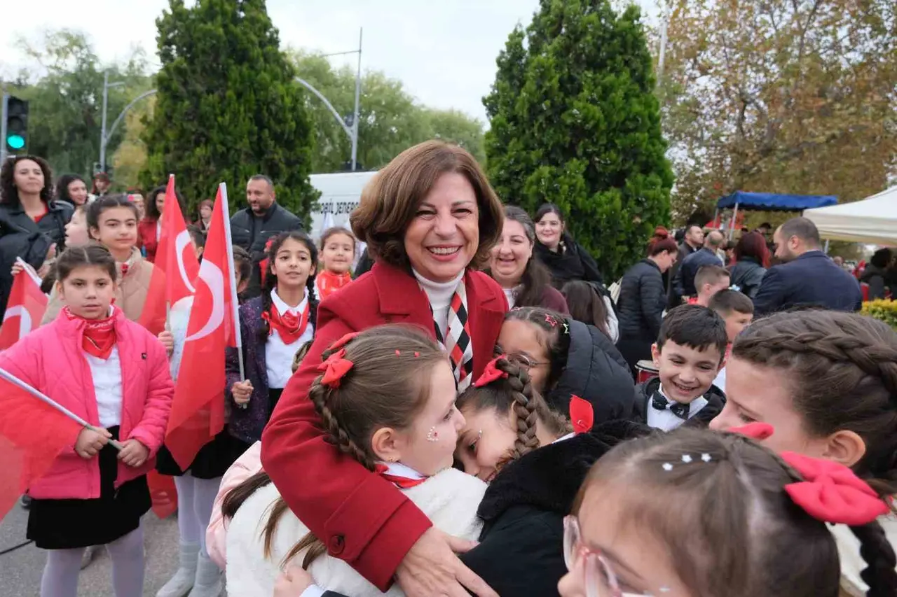 Eskişehir’de Cumhuriyet coşkusu cadde ve sokakları sardı