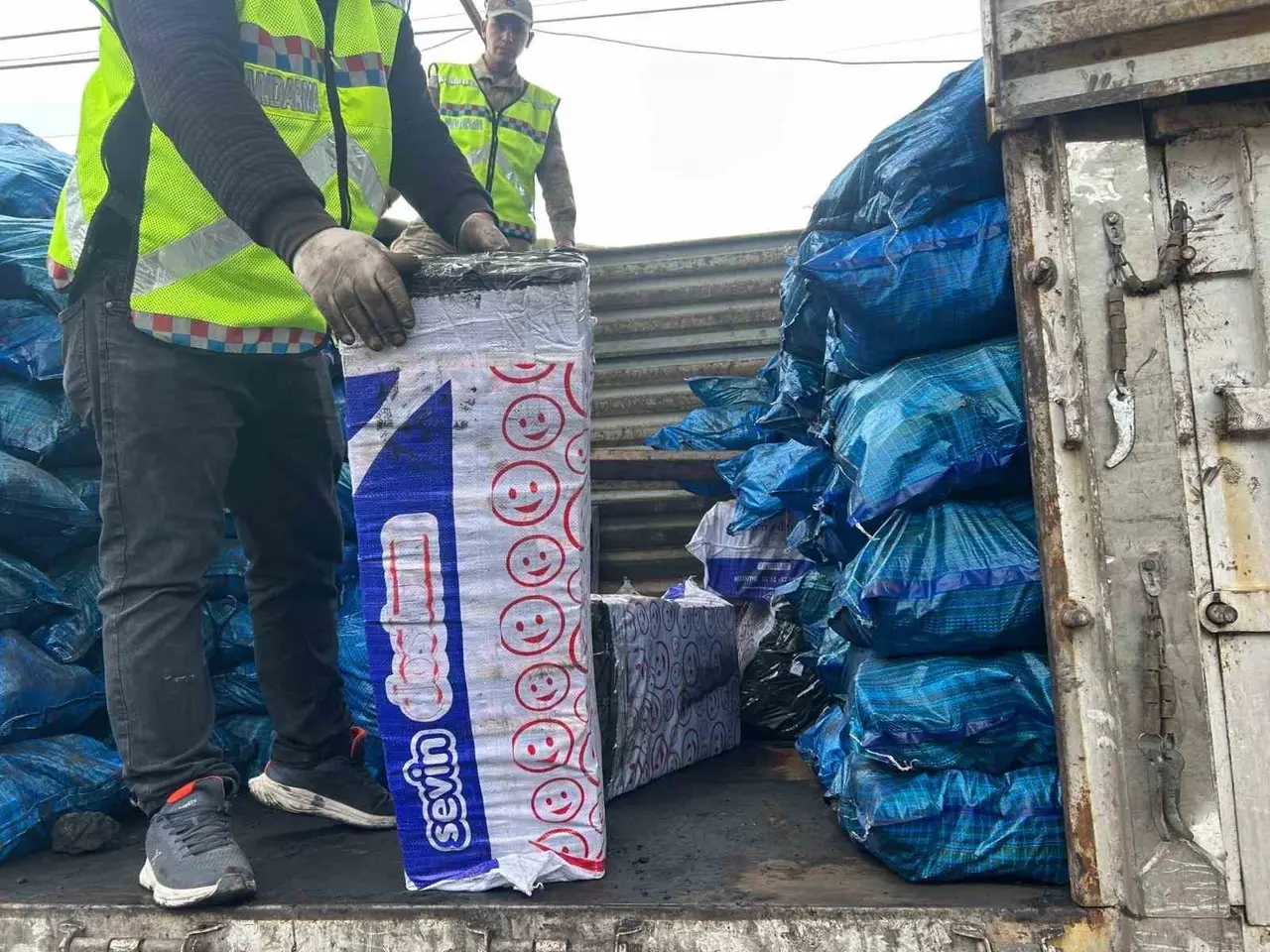 Siirt’te kömür çuvallarının arasına gizlenmiş 10 bin 250 paket kaçak sigara ele geçirildi