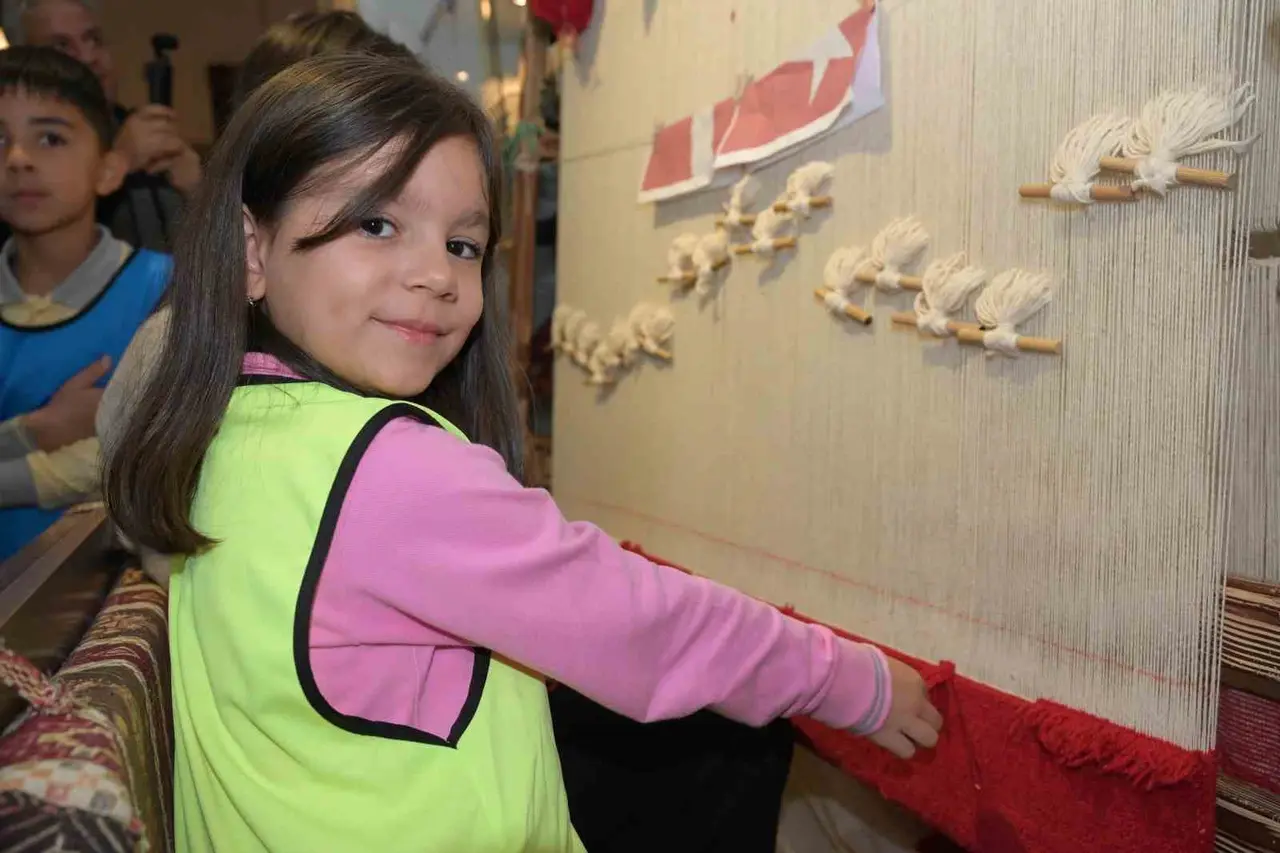 Isparta’da 135 bin ilmekle Türk bayrağı motifli halı dokunuyor: Halıya her ziyaretçiden bir ilmek