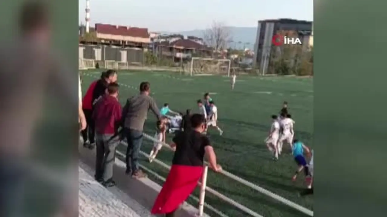 Karabük’te U17 maçında ortalık karıştı: Karşılaşma tatil edildi