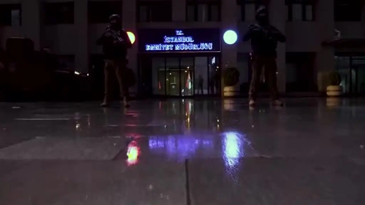 Fetullahçı Terör Örgütü/Paralel Devlet Yapılanmasına (FETÖ/PDY) yönelik İstanbul merkezli 3 ilde gerçekleştirilen operasyonda 10 şüpheli yakalanırken, şüphelilerin evlerinde toplam 12 milyon 852 bin TL değerinde para ve altın