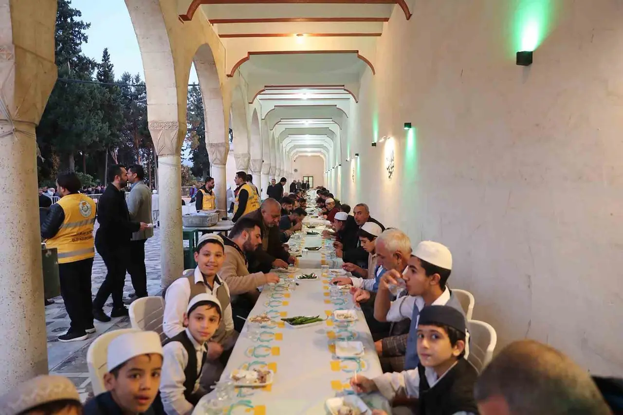 Binlerce vatandaş tirit ikramında buluştu