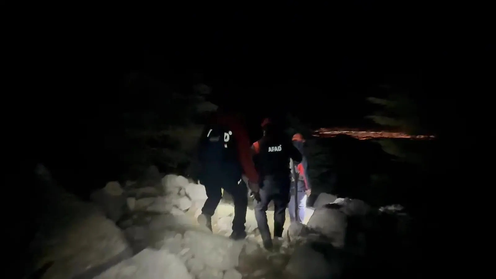 Bin 835 rakımlı zirvede mahsur kalan birisi yaralı 2 kişi 14 saatlik operasyonla kurtarıldı