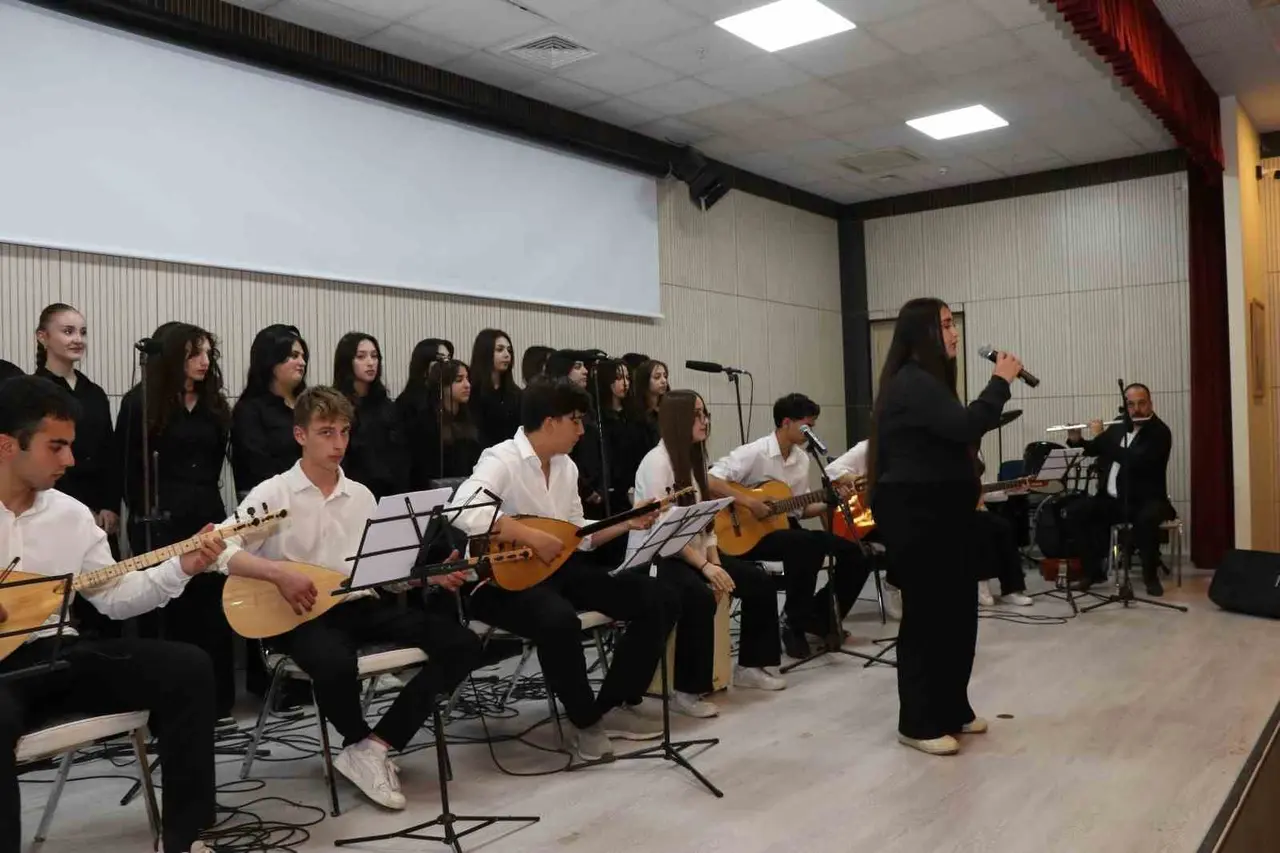 130 öğrenciyle unutulmaz halk müziği konseri