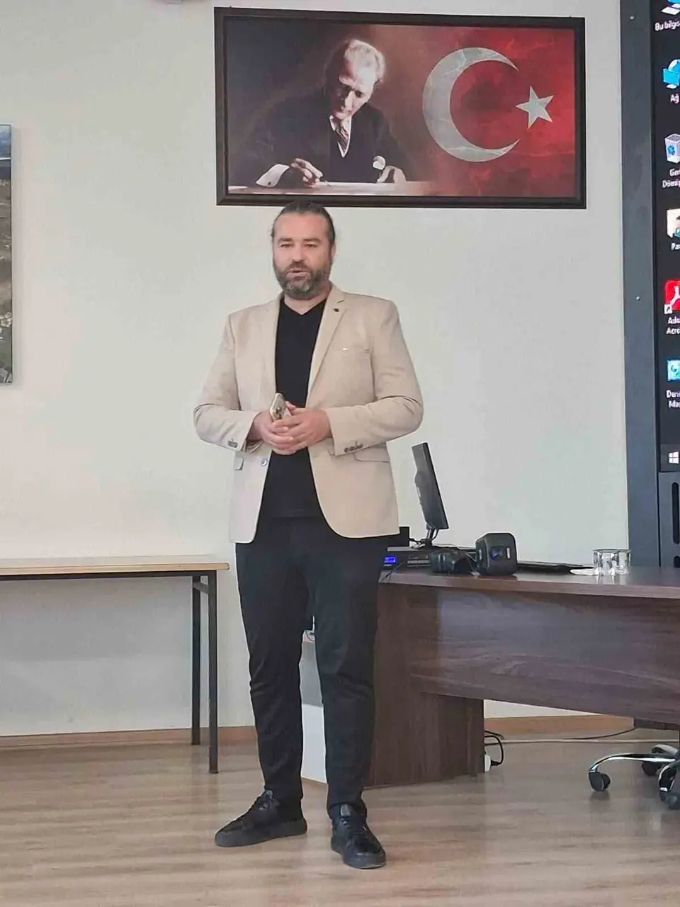 "Başarı tesadüf değil, emek işidir" diyerek gençlere mesaj verdi