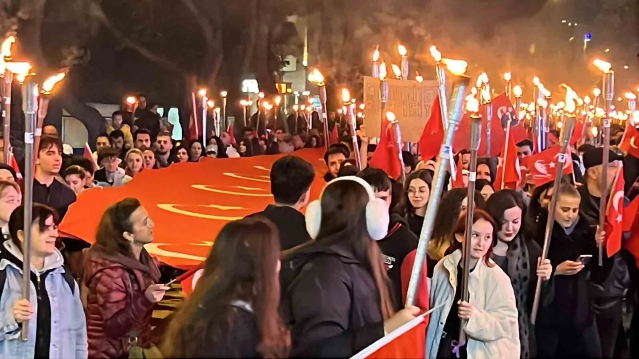 Çanakkale’de Cumhuriyet coşkusu fener alayıyla taçlandı