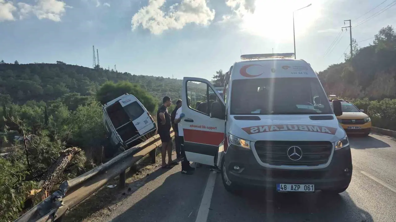 Makas atıp minibüsü şarampole uçurdu: 2 yaralı