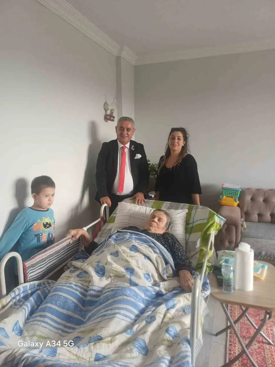 Kırşehir’de Beyaz Ay Derneği’nden ihtiyaç sahibi aileye medikal malzeme desteği