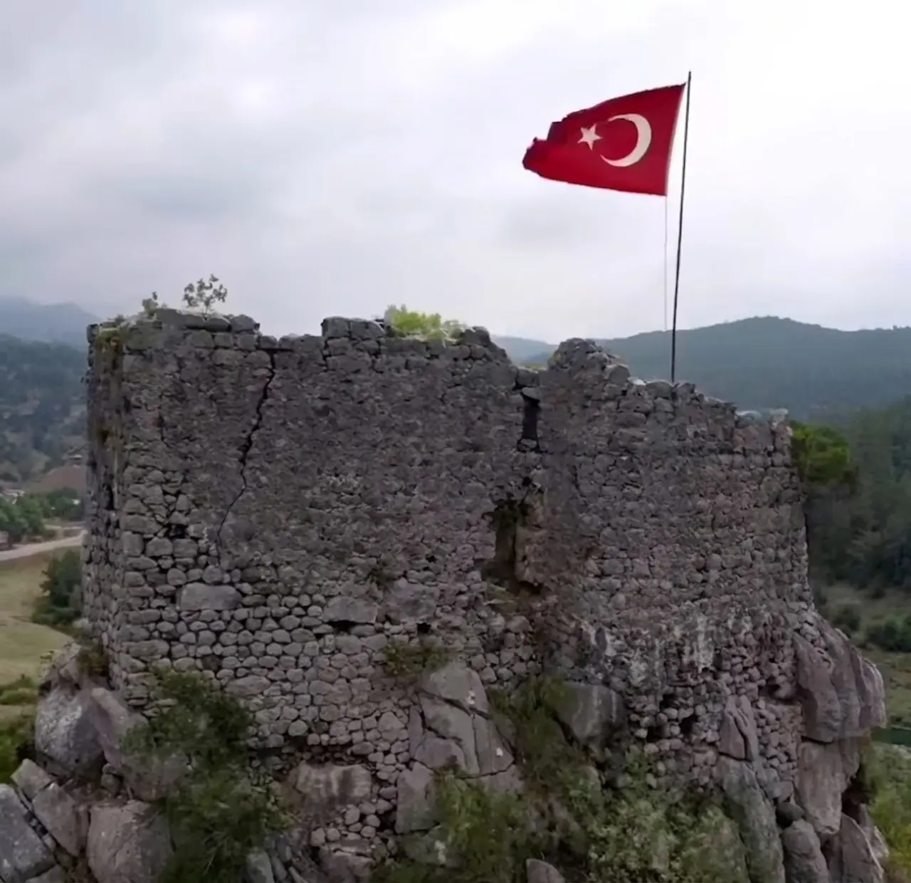 Asırlara meydan okuyan sessiz tanık: 16 asırlık Haştırın Kalesi geçmişin izlerini günümüze taşıyor