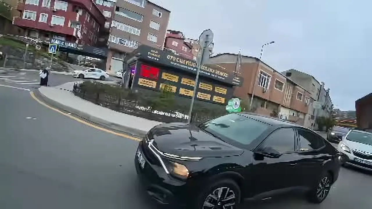 Kağıthane’de trafiğe takılan itfaiyeye motor sürücülerinden yardım: Trafiği durdurup yol açtılar