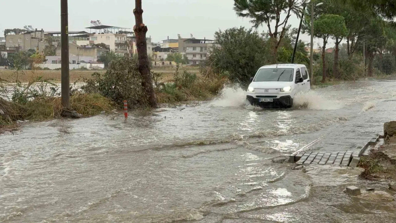 İncirliova’da yağış etkili oldu, yollar göle döndü