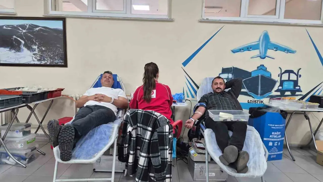 Sarıkamış’ta üniversite öğrencilerinden Kızılay’a kan bağışı desteği