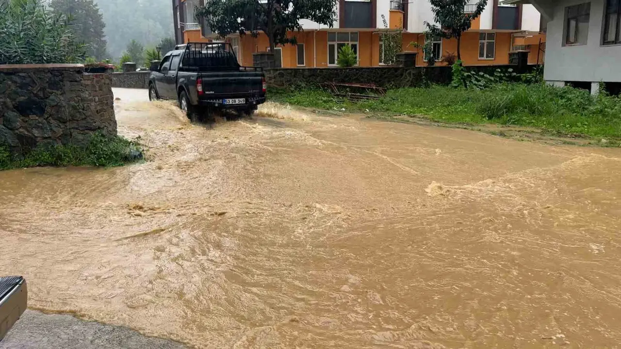 Rize’de şiddetli yağış etkili oluyor
