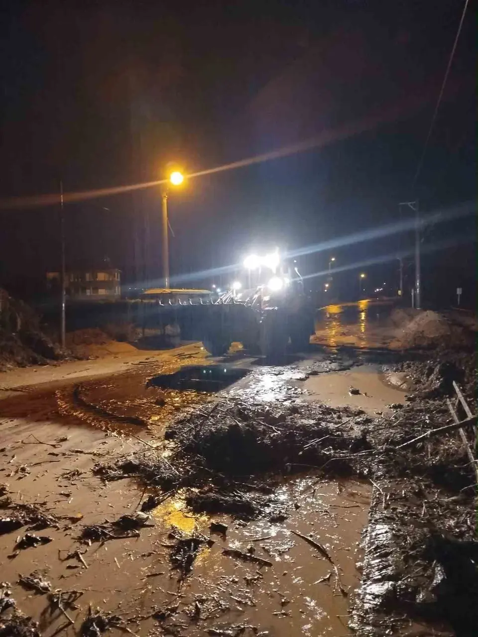 Sel felaketini yaşayan Yurtbaşı’nda Başkan Doğan ekiplerin başında sahaya indi
