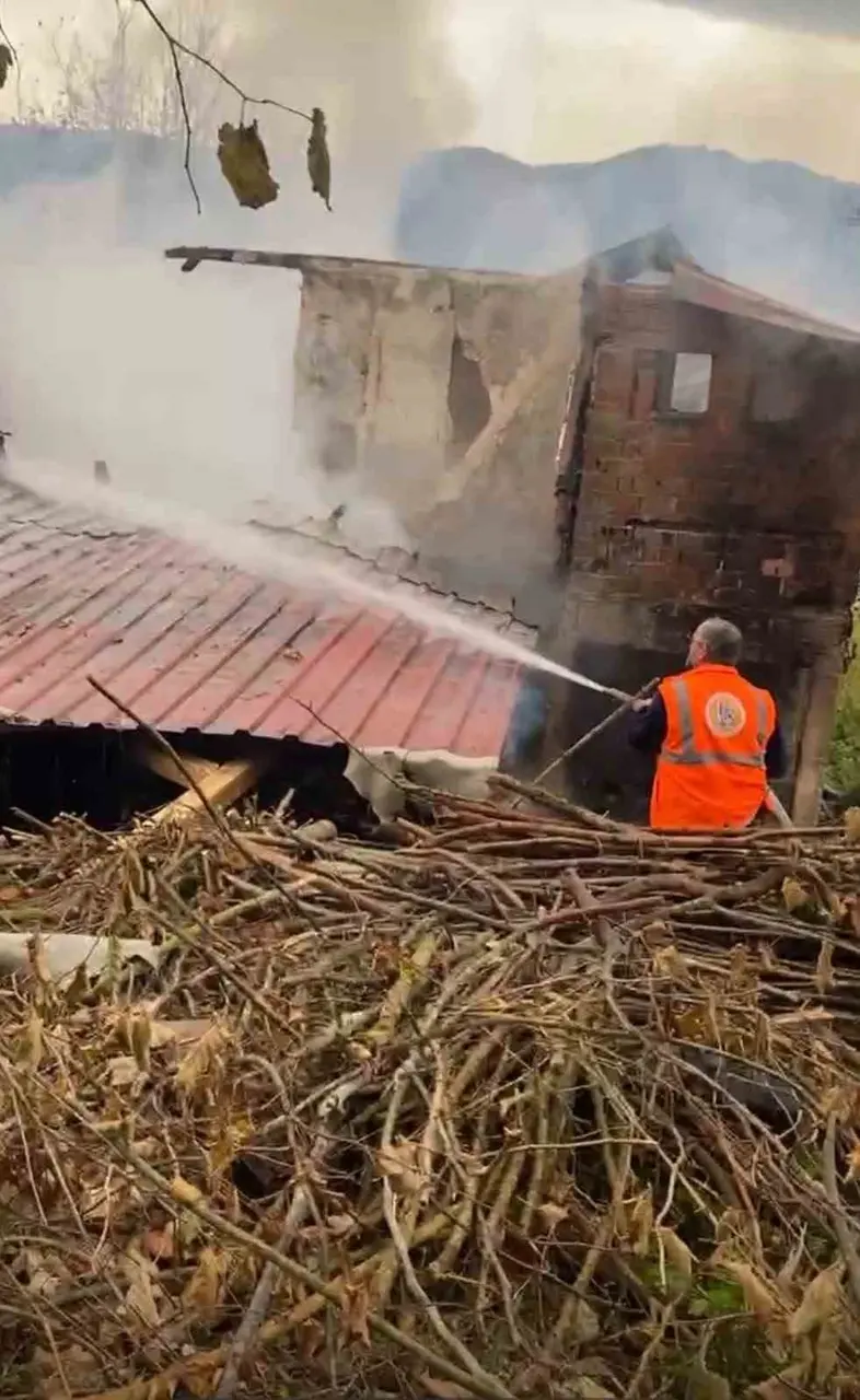 Uykusunda tek katlı evi küle döndü, camdan atlayarak canını kurtardı