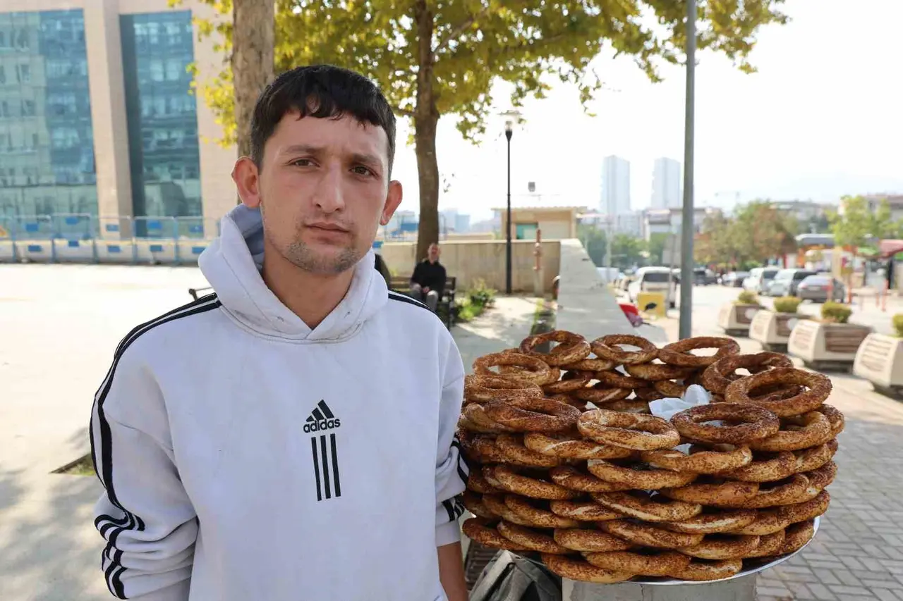 Simit tezgahına not bırakıp KPSS sınavına giren genç: "Aldığı ücreti fazlasıyla içerisine bırakmışlardı"