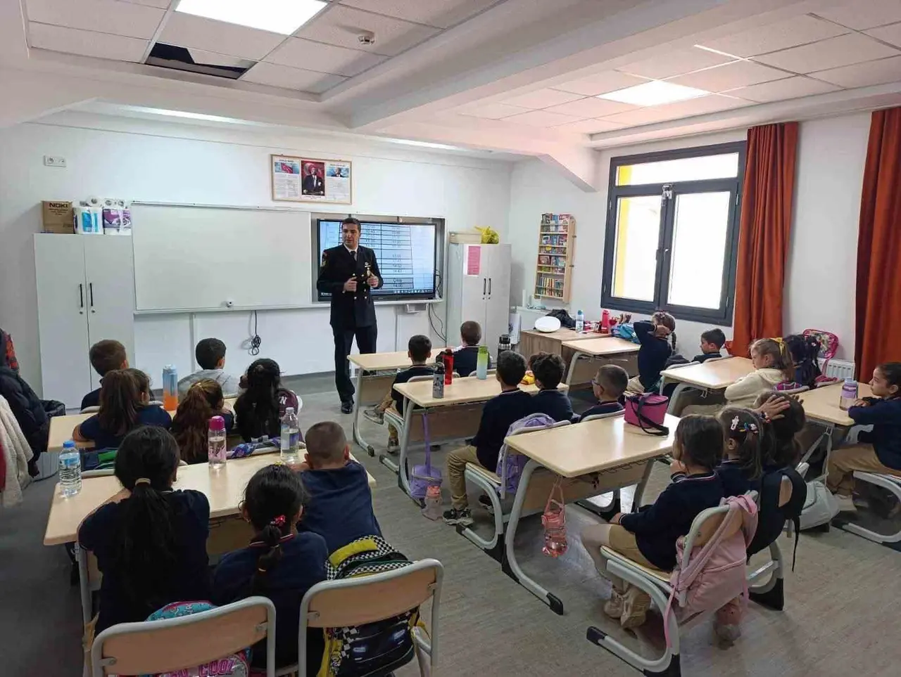 Sahil Güvenlik ekipleri öğrencilerle bir araya geldi