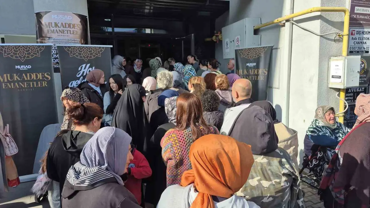 Mukaddes emanetleri görebilmek için metrelerce kuyruk oluşturdular
