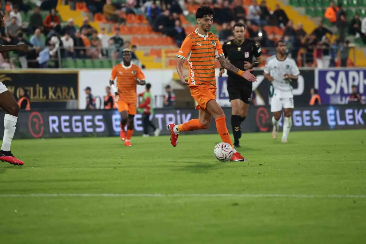 Trendyol Süper Lig: Corendon Alanyaspor: 1 - Kocaelispor: 2 (Maç sonucu)