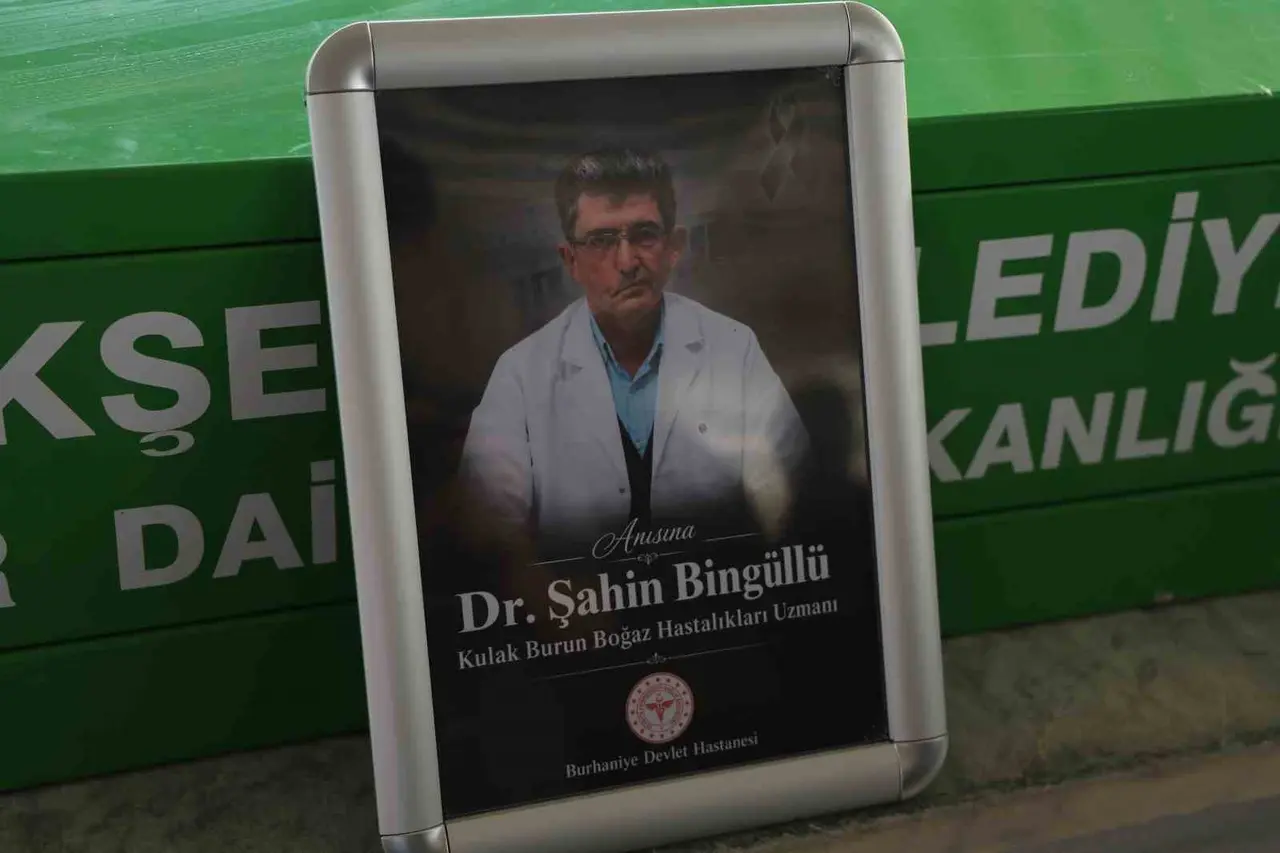 Tekne kazasında hayatını kaybeden doktor, gözyaşlarıyla toprağa verildi