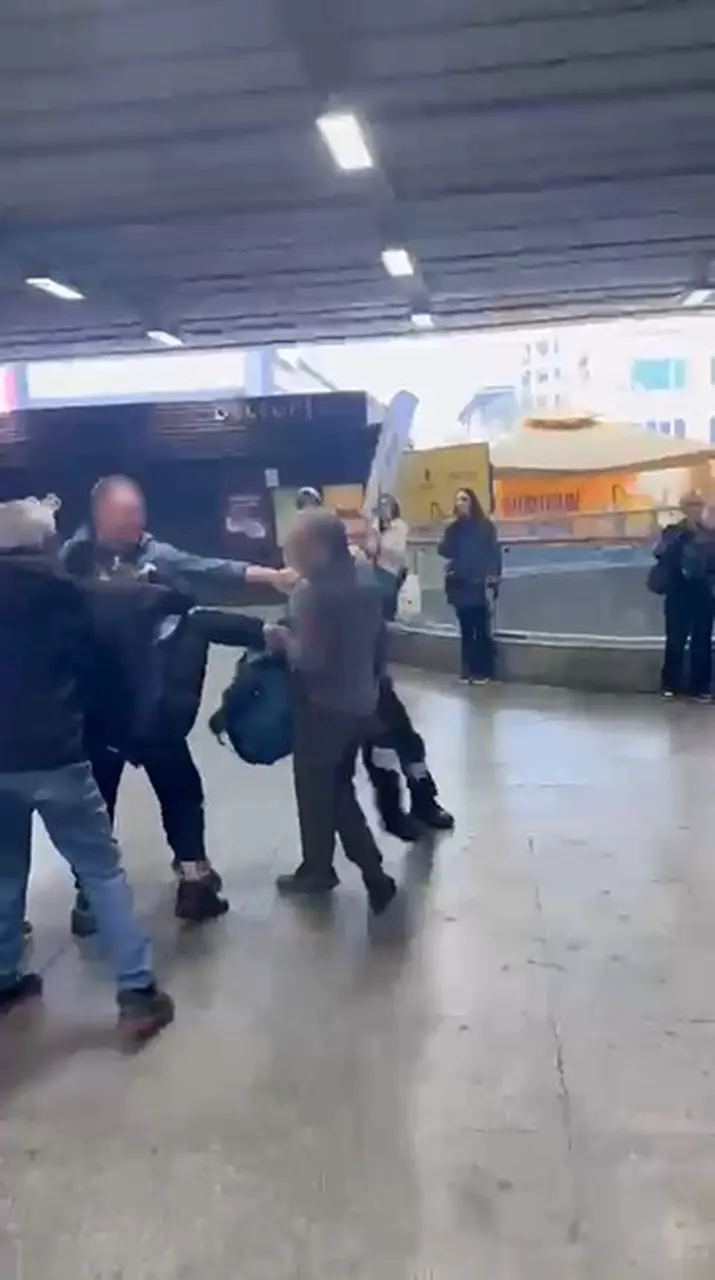 İstanbul’da metrobüs durağında kavga: Güvenlik görevlisi tartıştığı kişiye tekme attı