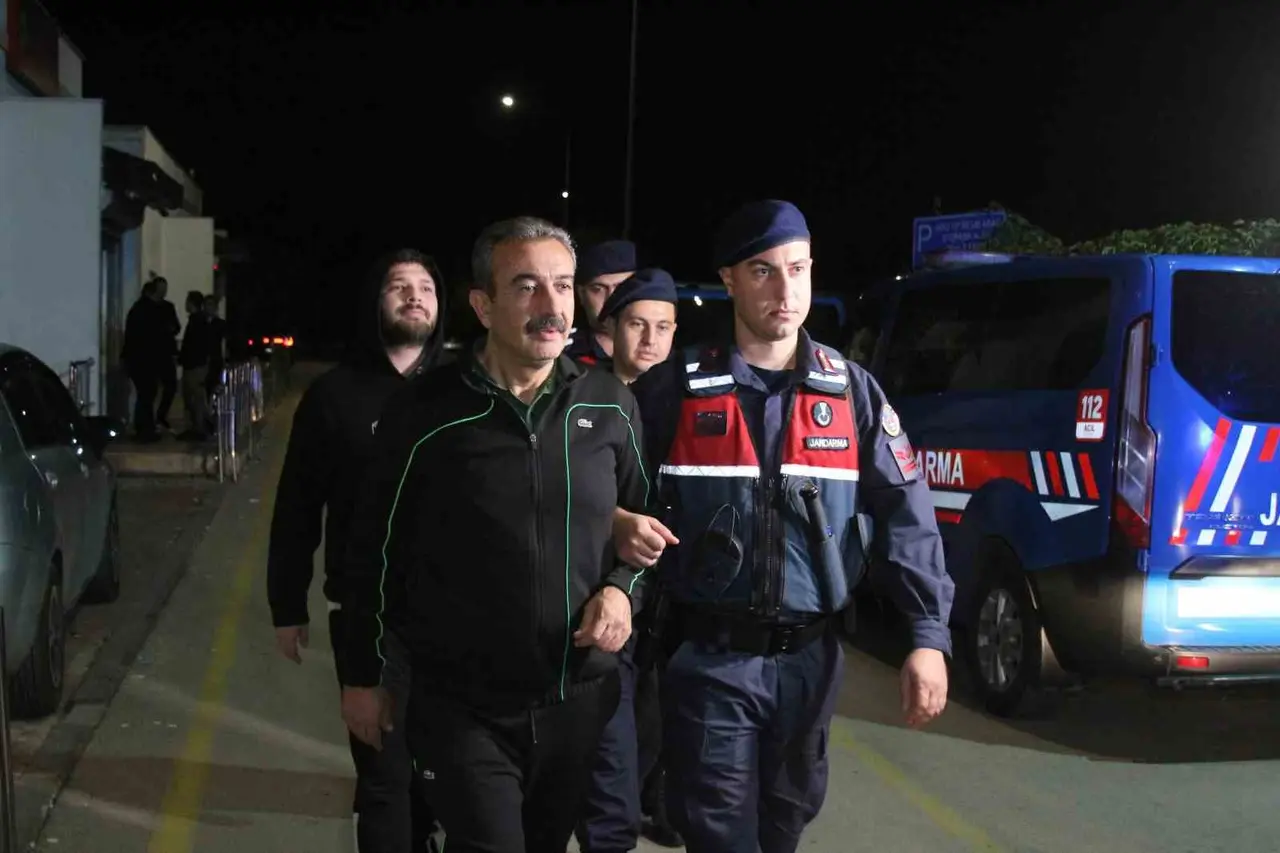 Çukurova Belediyesi operasyonunda Emrah Kozay, Soner Çetin ve diğer şüpheliler adliyeye sevk edildi