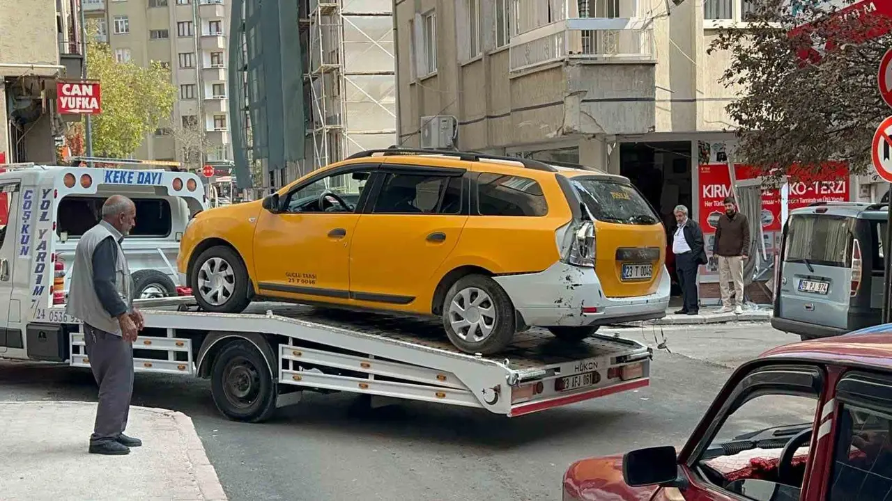 Yolcu minibüsü ile çarpışan ticari taksi terzi dükkanına girdi