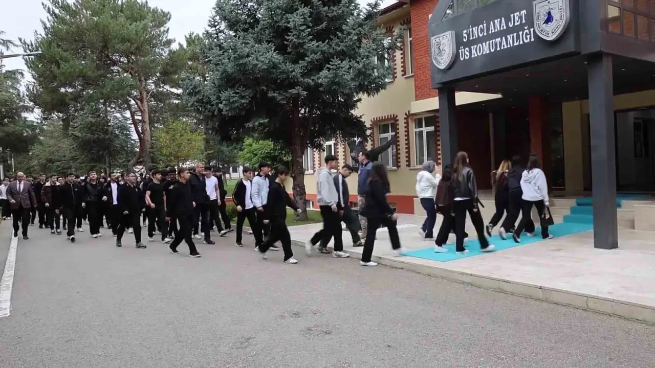 Öğrenciler kahraman havacılarla buluştu, savaşan şahinler Karadeniz’e havalandı