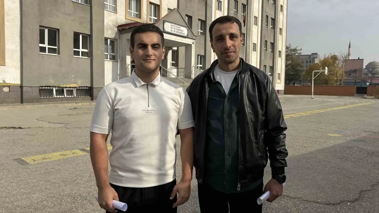 Baba-oğul aynı okulda sınava girdiler: "Amacımız herkesi okumaya teşvik etmektir"