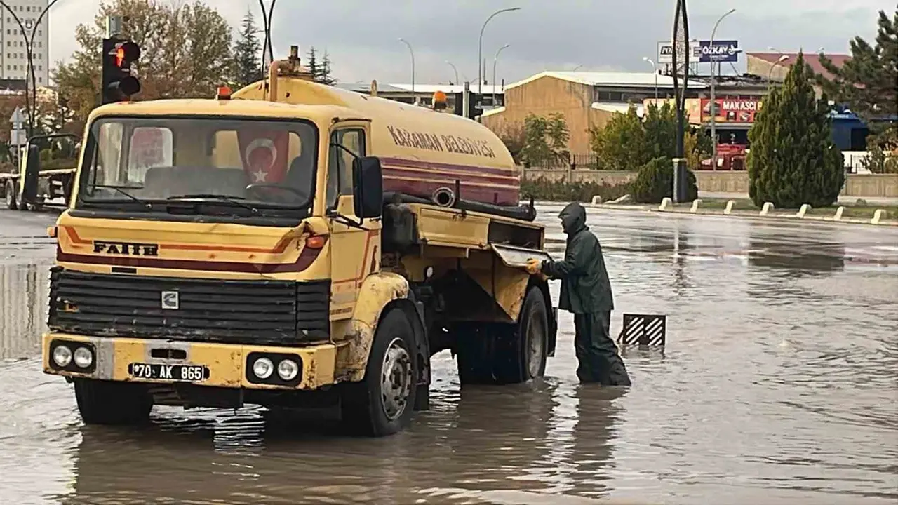 Karaman’da sağanak yağış yolları göle çevirdi