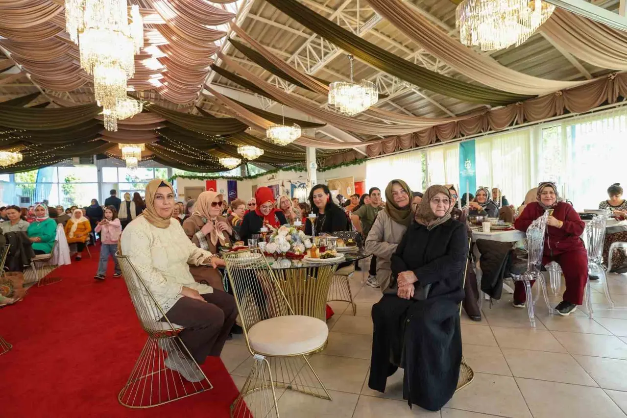 Başkan ile annesinin diyaloğu salonu kırdı geçirdi