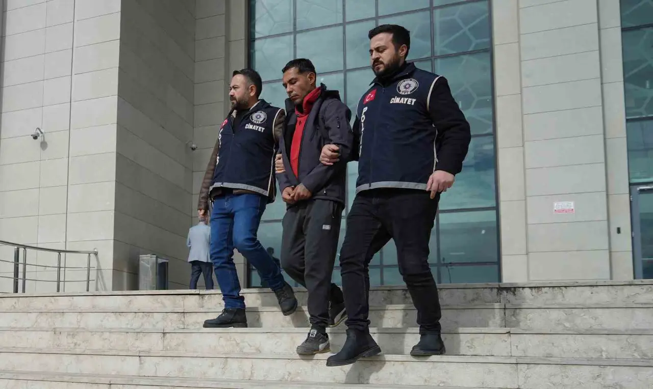 Babasını ekmek bıçağıyla öldüren cinayet zanlısı tutuklandı