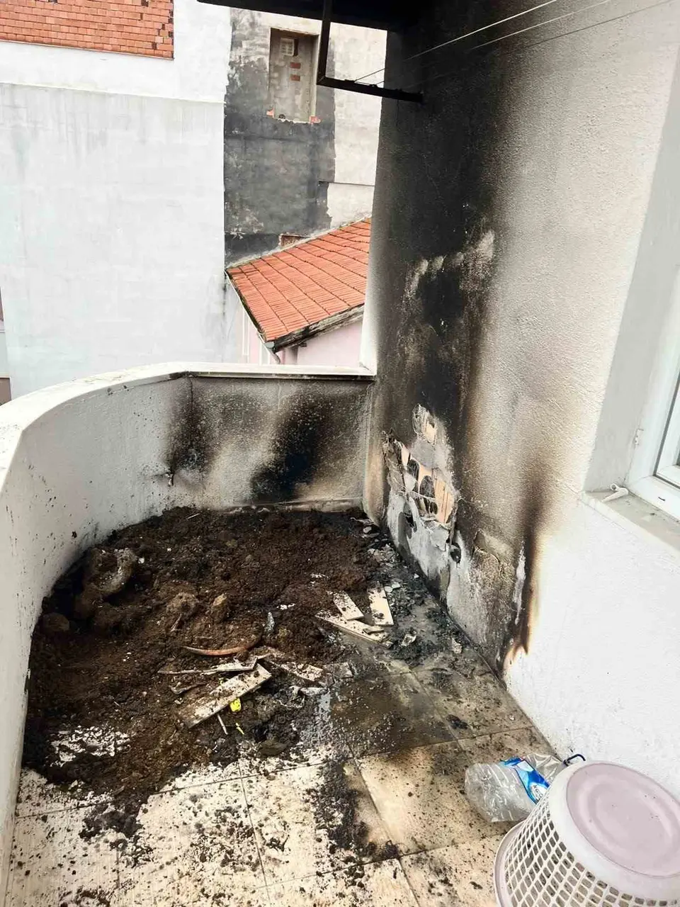 Bilecik’te balkonda düdüklü tencerede unutulan yemek yangına neden oldu