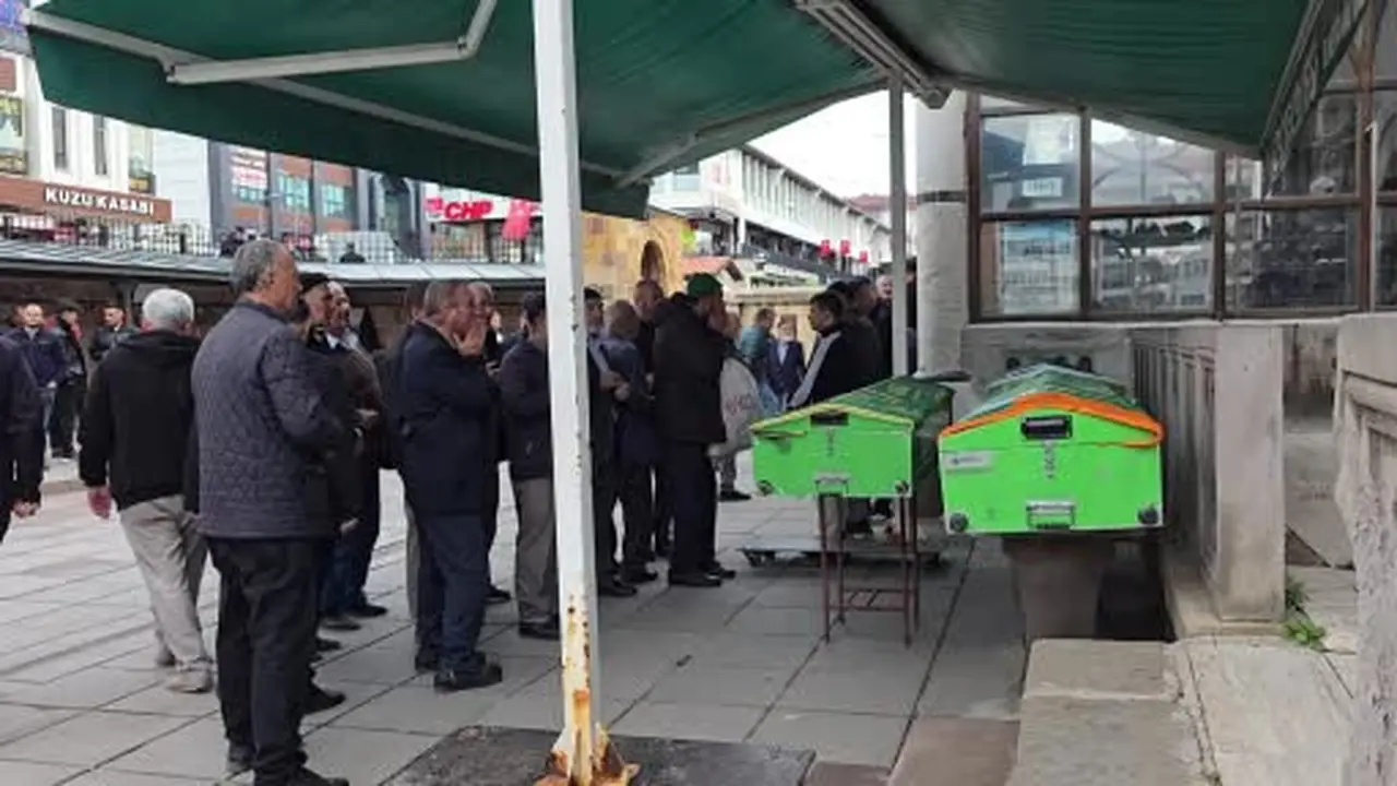 Çorum’daki kazada hayatını kaybeden anne ve 2 evladı toprağa verildi