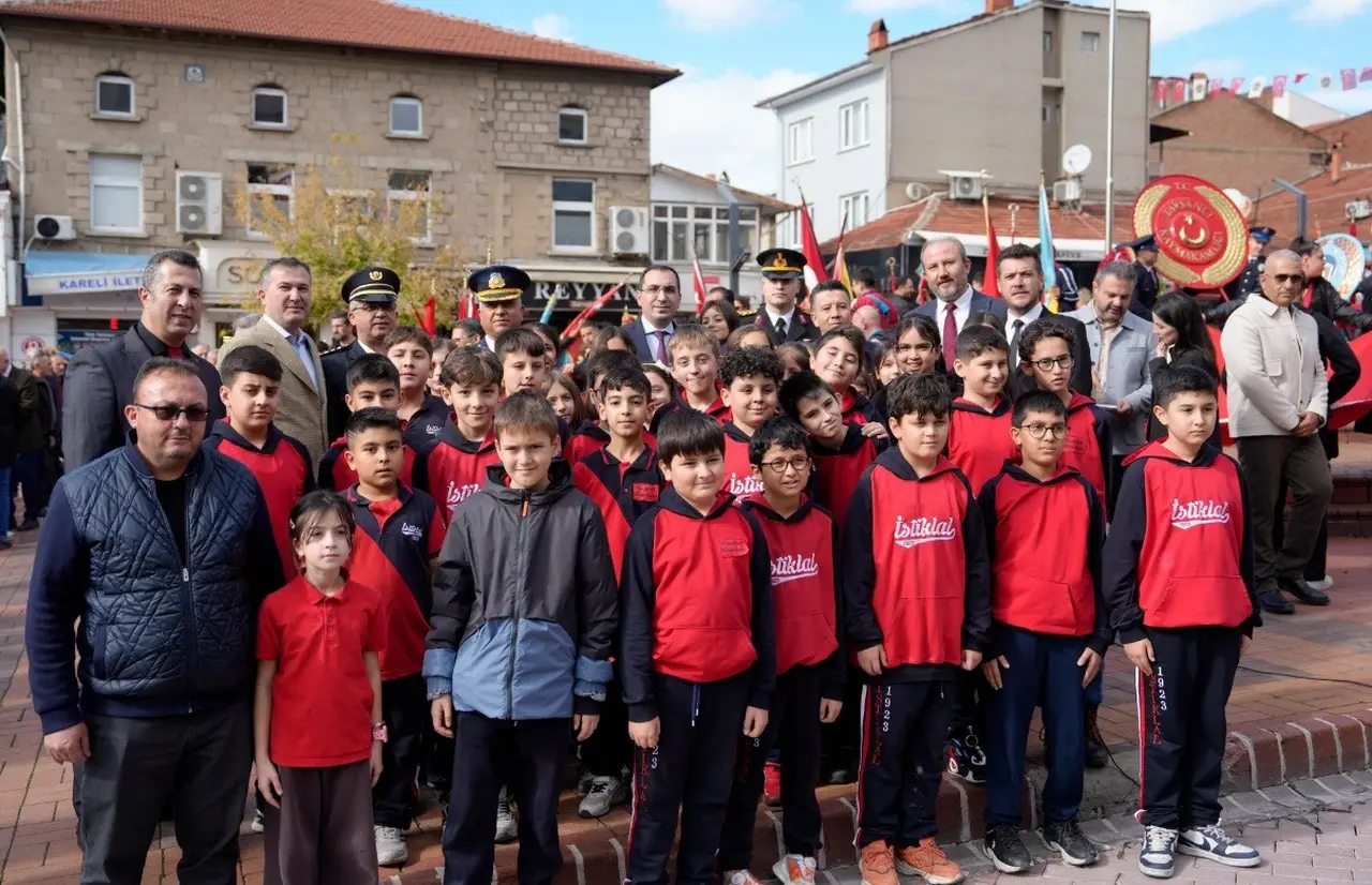 Tavşanlı’da Cumhuriyet’in 103. yıl dönümü çelenk sunumu töreniyle başladı